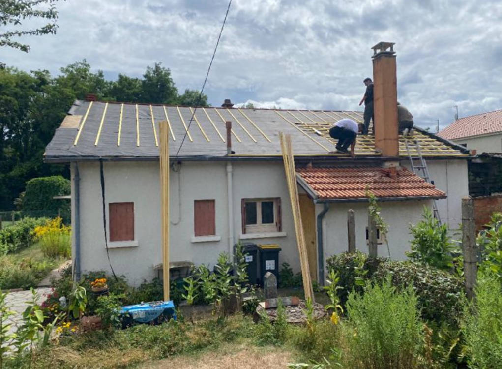 Pose de l'écran sous-toiture et des liteaux neufs à Gif-sur-Yvette